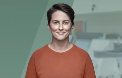 Frau mit kurzen Haaren und orangefarbenem Top