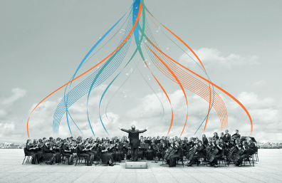 Über einem großen Orchester steigen die stilisierten Farben des Personaldienstleisters Manpower linienförmig auf