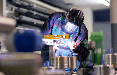Ein Schweißer in voller Schutzkleidung bei der Arbeit