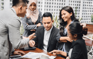 Young Professionals - 5 junge Menschen im Gespräch bei einer beruflichen Weiterbildung