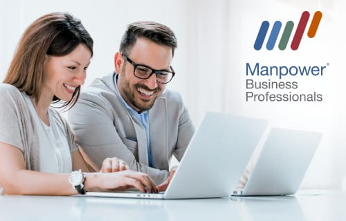 Zwei kaufmännische Mitarbeiter vor ihren Laptops / Manpower Business Professionals