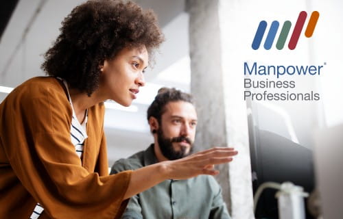 Zwei kaufmännische Mitarbeiter am Bildschirm / Manpower Business Professionals