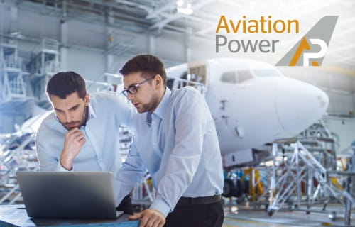 2 Luftfahrt Ingenieure vor einer Flugzeughalle / AviationPower
