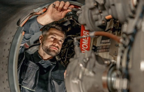 Anlagenmechaniker bei der Arbeit