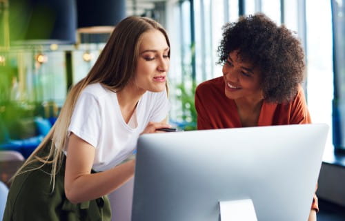 zwei Frauen vor einem PC-Bildschirm