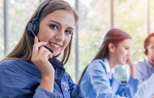 Call Center Agent mit Kopfhörer