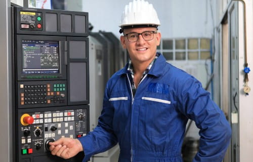 CNC-Dreher bei der Arbeit