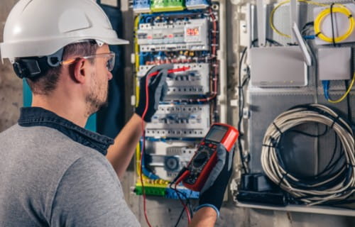 Elektriker bei der Arbeit