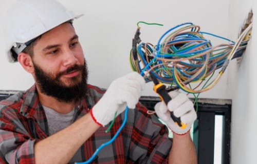 Elektrohelfer mit Kabelsträngen