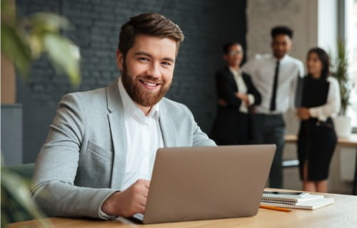 Finanzsachbearbeiter am Laptop