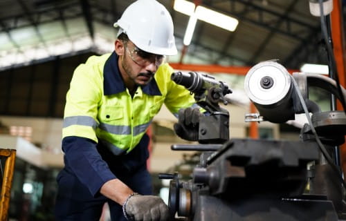 Industriemechaniker bei der Arbeit