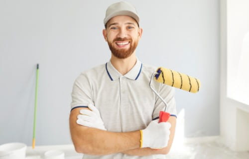 Maler mit Pinselrolle in der Hand