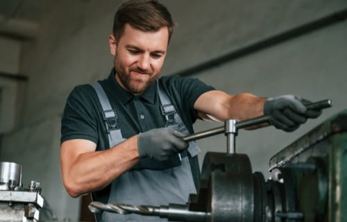 Metallbauer an der Werkskurbel