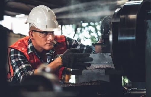 Schlosser an der Werkmaschine