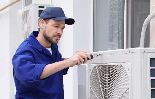 Servicetechniker bei der Arbeit