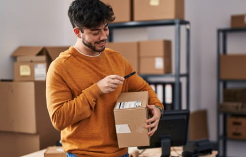 Versandhelfer mit Paket