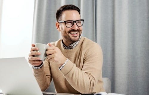 Vertriebsmitarbeiter mit Tasse Kaffee