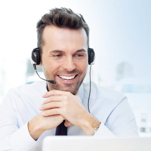 Personalexperte mit Headset blickt in einen Laptop