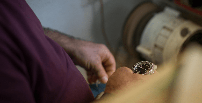 EIne in der Hand gehaltene Armbanduhr