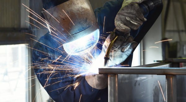 Schweißer in Schutzkleidung bei der Arbeit
