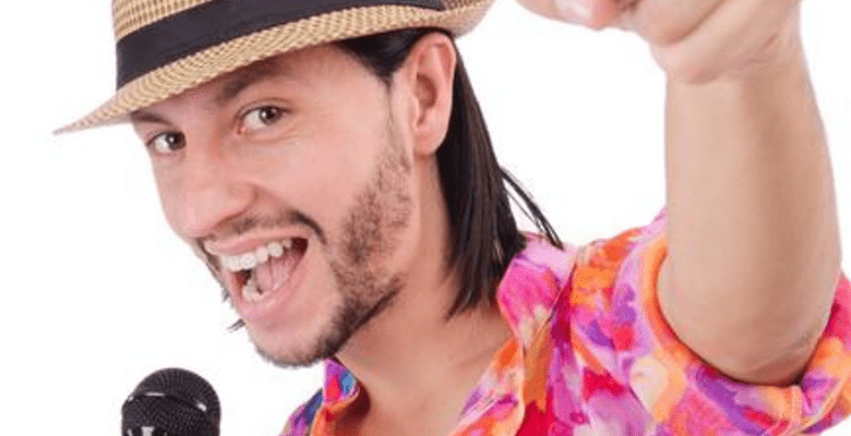 Sänger mit Mikrofon, Hut und Hawaiihemd in Aktion