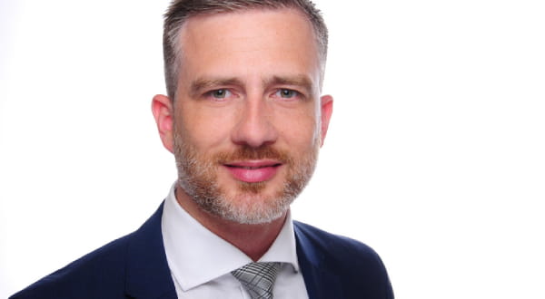 Nahaufnahme Mann im Anzug, leichtes lächeln