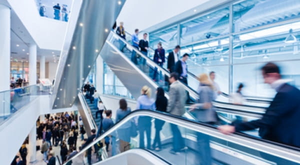 Rolltreppen voll mit Menschen in Businesskleidung