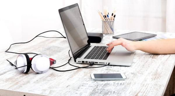 Schreibtisch, Hand bedient Laptop