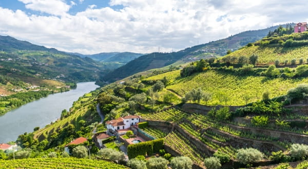 Landschaft mit Häusern im Tal am Fluss