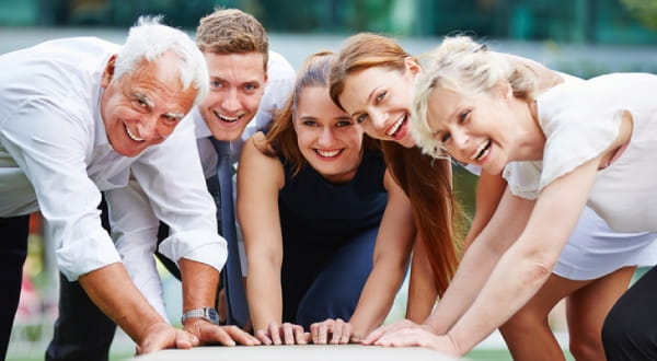 Gruppe von Menschen, jung und alt, am lachen