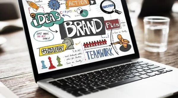 Laptop Display mit "IDEAS BRAND" und zeichnungen