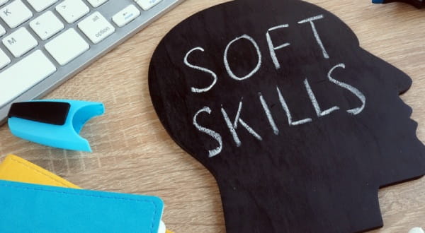 "SOFT SKILLS" auf Schreibtisch