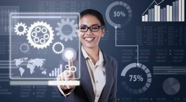 Businessfrau hinter einem transparenten Screen mit Grafiken und Diagrammen