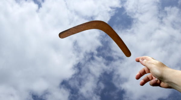 Boomerang unter dem Himmel am fliegen