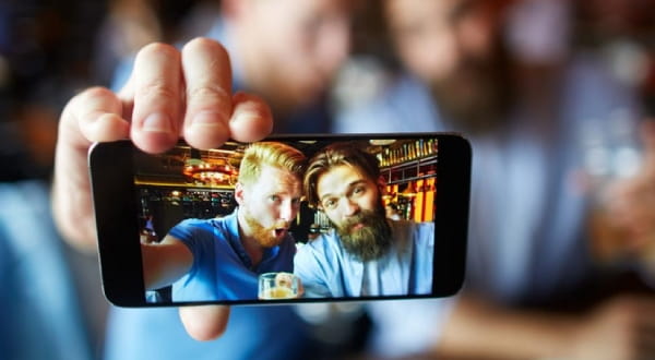 Handyfoto mit Selfie von 2 Männern in Feierlaune