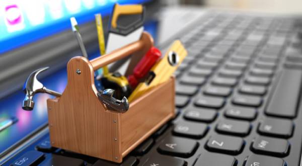 Mini-Baukasten auf Laptoptastatur