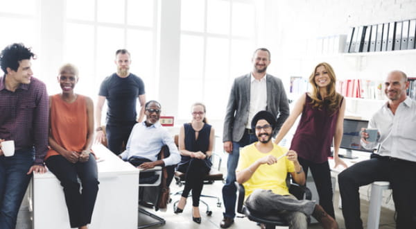 Gruppe von Menschen im Büro lächeln
