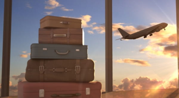 Stapel an Koffer vor Fenster, Flugzeug im Hintergrund am Aufsteigen