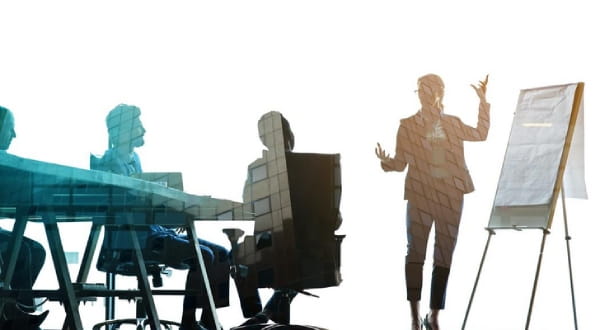 Silhouetten auf Bürostühlen sehen zu Person an Flipchart