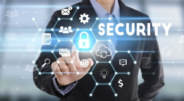 Person im Hintergrund klickt mit FInger auf leuchtendes "SECURITY"-Symbol im Vordergrund