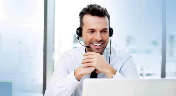 Ein Call Center Agent bei der Arbeit