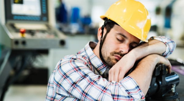 Arbeiter mit Helm eingeschlafen