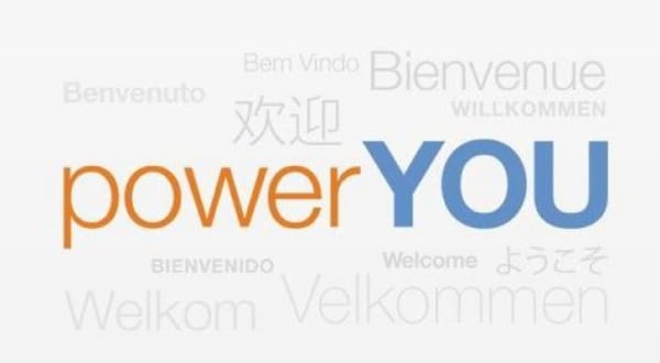 "powerYOU" mit "Willkommen" in verschiedenen Sprachen im Hintergrund