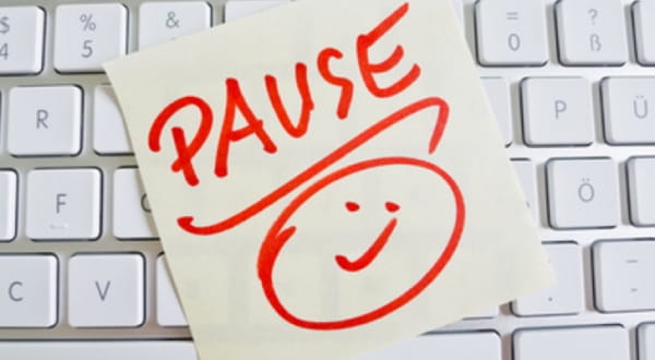 Zettel mit "PAUSE" und smiley auf Tastatur