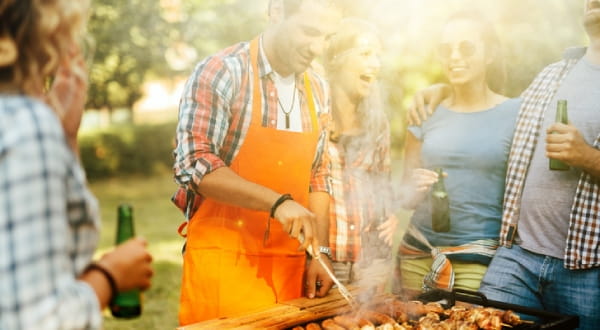 Gruppe draußen am Grillen
