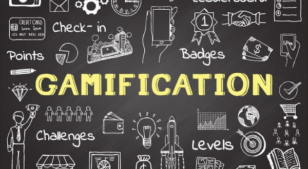 Kreidetafel mit Gamification als Text und Icons