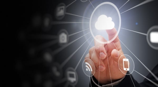 Grafik: Finger klickt auf leuchtendes Cloud-Symbol