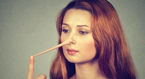 Frau mit Pinocchio-Nase