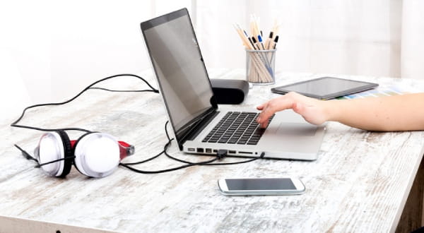 Schreibtisch, Hand bedient Laptop