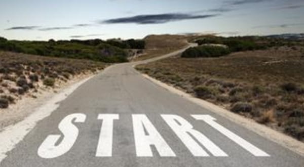 weite Sicht auf Landstraße mit Schriftzug "START" auf Straße